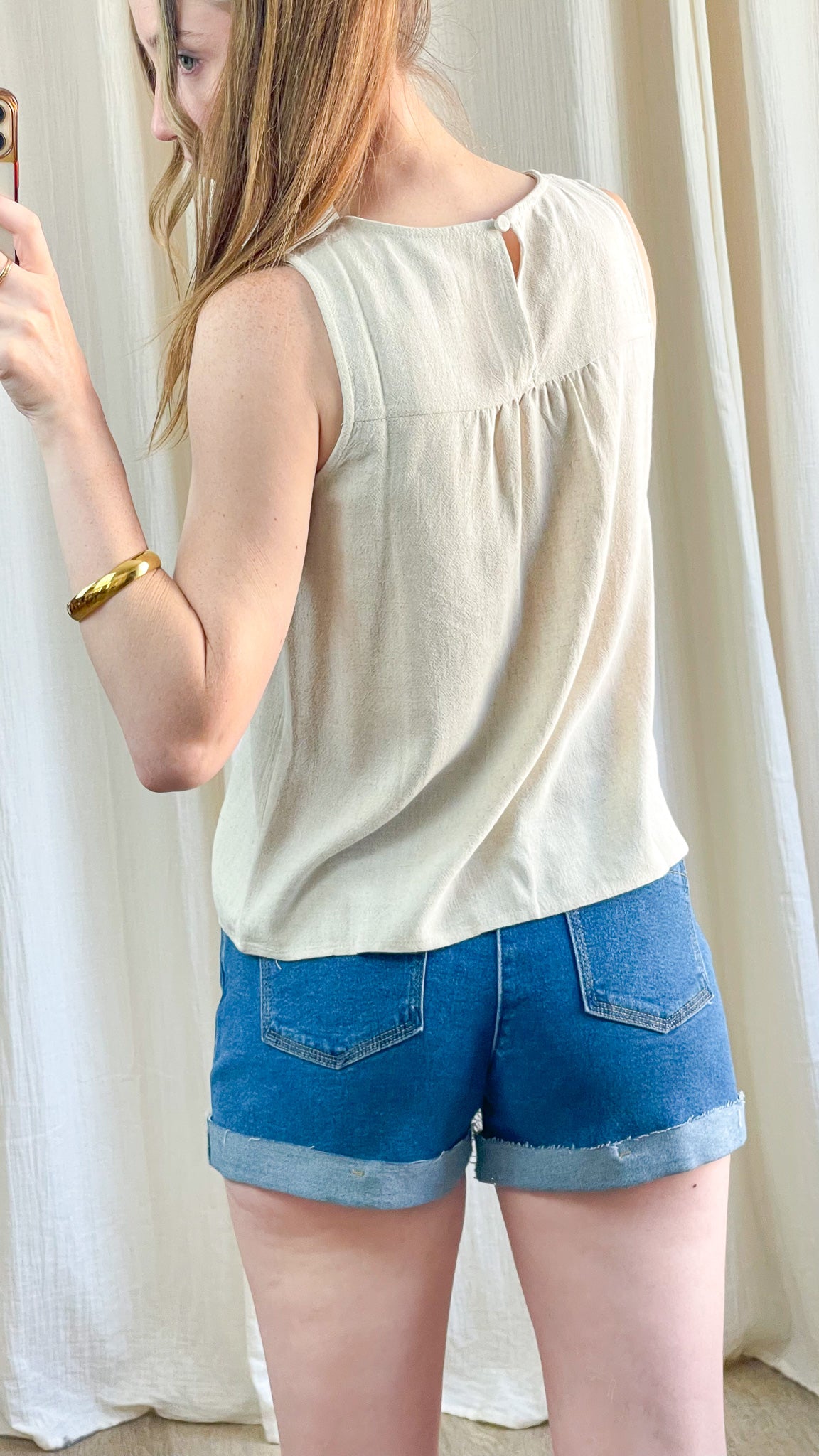 Top Océane beige sans manches en lin coupe fluide avec détail bouton dos, tenue décontractée été femme