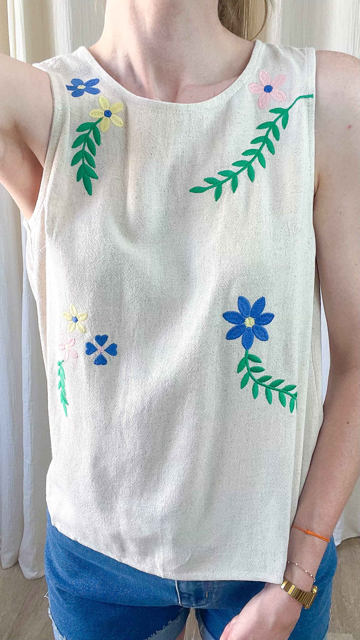 Top sans manches écru brodé fleurs colorées style bohème femme, motifs floraux bleus roses jaunes et feuillage vert
