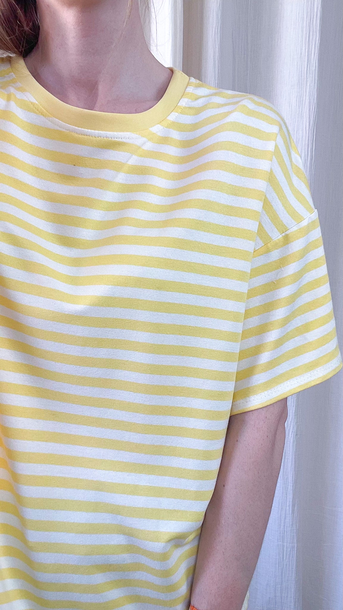 T-shirt Théa rayé jaune et blanc col rond manches courtes coupe loose décontractée femme style marinière été
