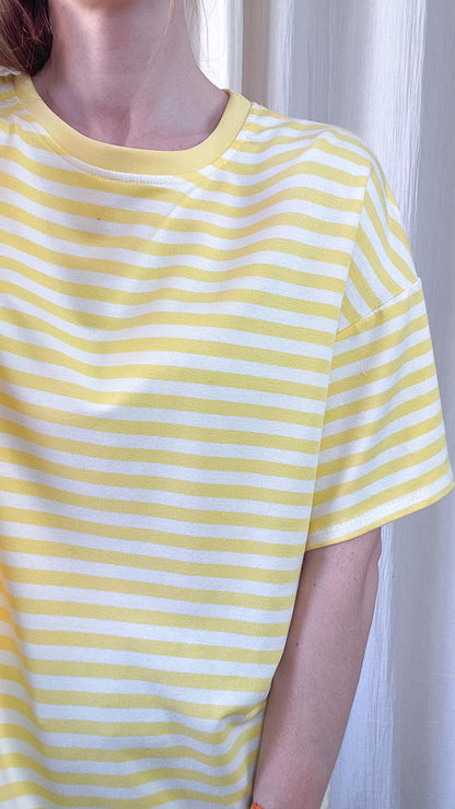 T-shirt Théa rayé jaune et blanc col rond manches courtes coupe loose décontractée femme style marinière été