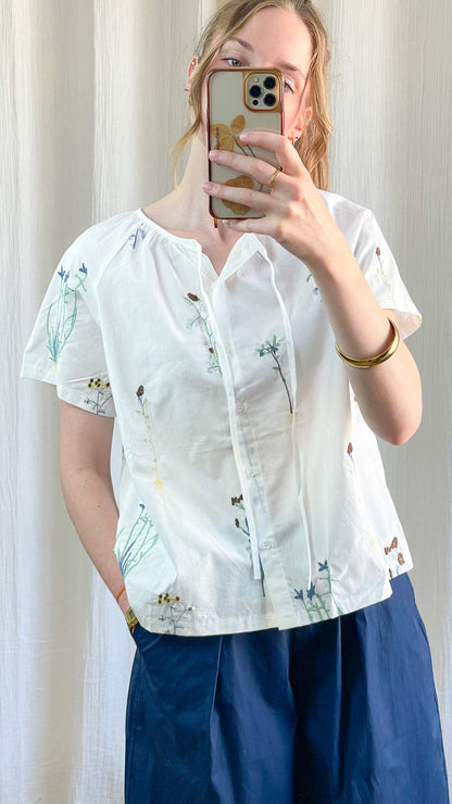 Blouse blanche imprimé fleurs sauvages manches courtes col tunique femme style champêtre
