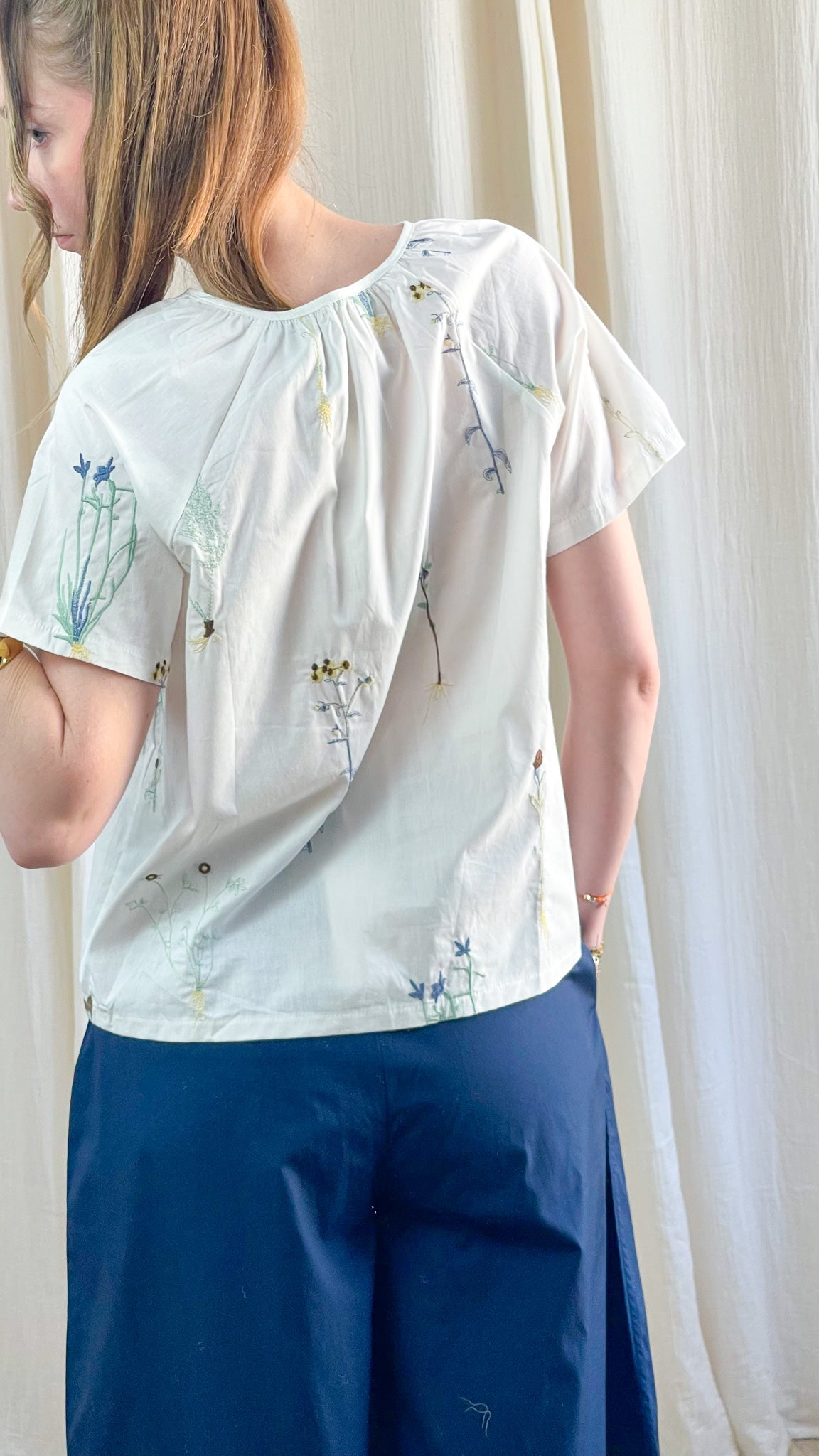 Blouse Marie blanche imprimé floral champêtre manches courtes femme, vue de dos, coupe fluide légère printemps été