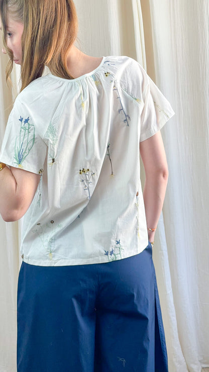 Blouse Marie blanche imprimé floral champêtre manches courtes femme, vue de dos, coupe fluide légère printemps été