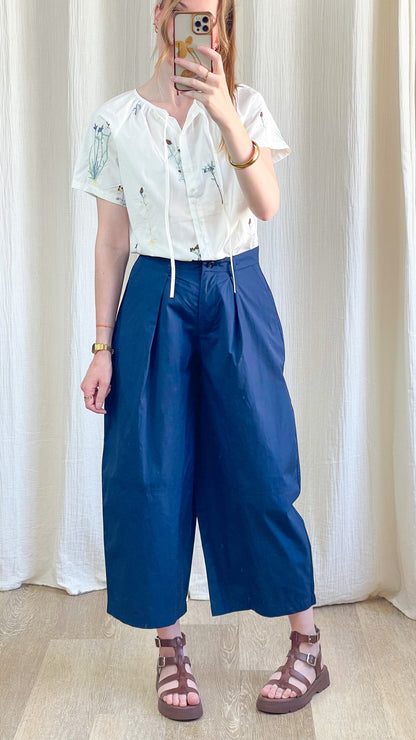 Pantalon large bleu marine taille haute coupe culotte femme style minimaliste chic