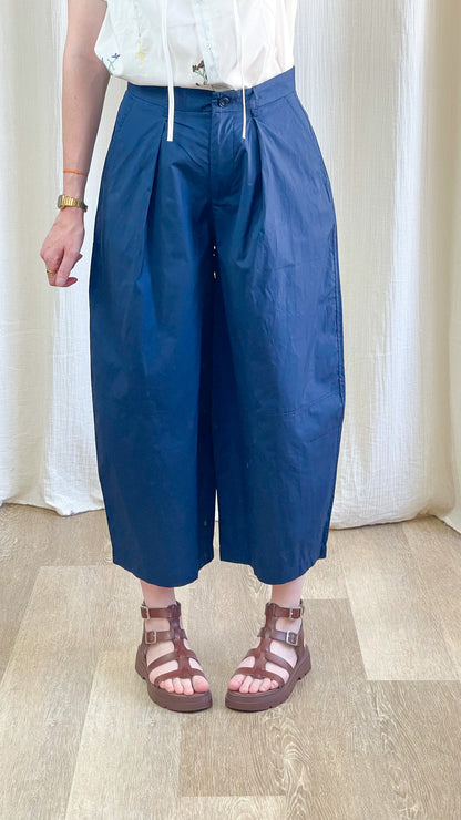 Pantalon large bleu marine taille haute coupe cropped femme style japonais avec plis marqués