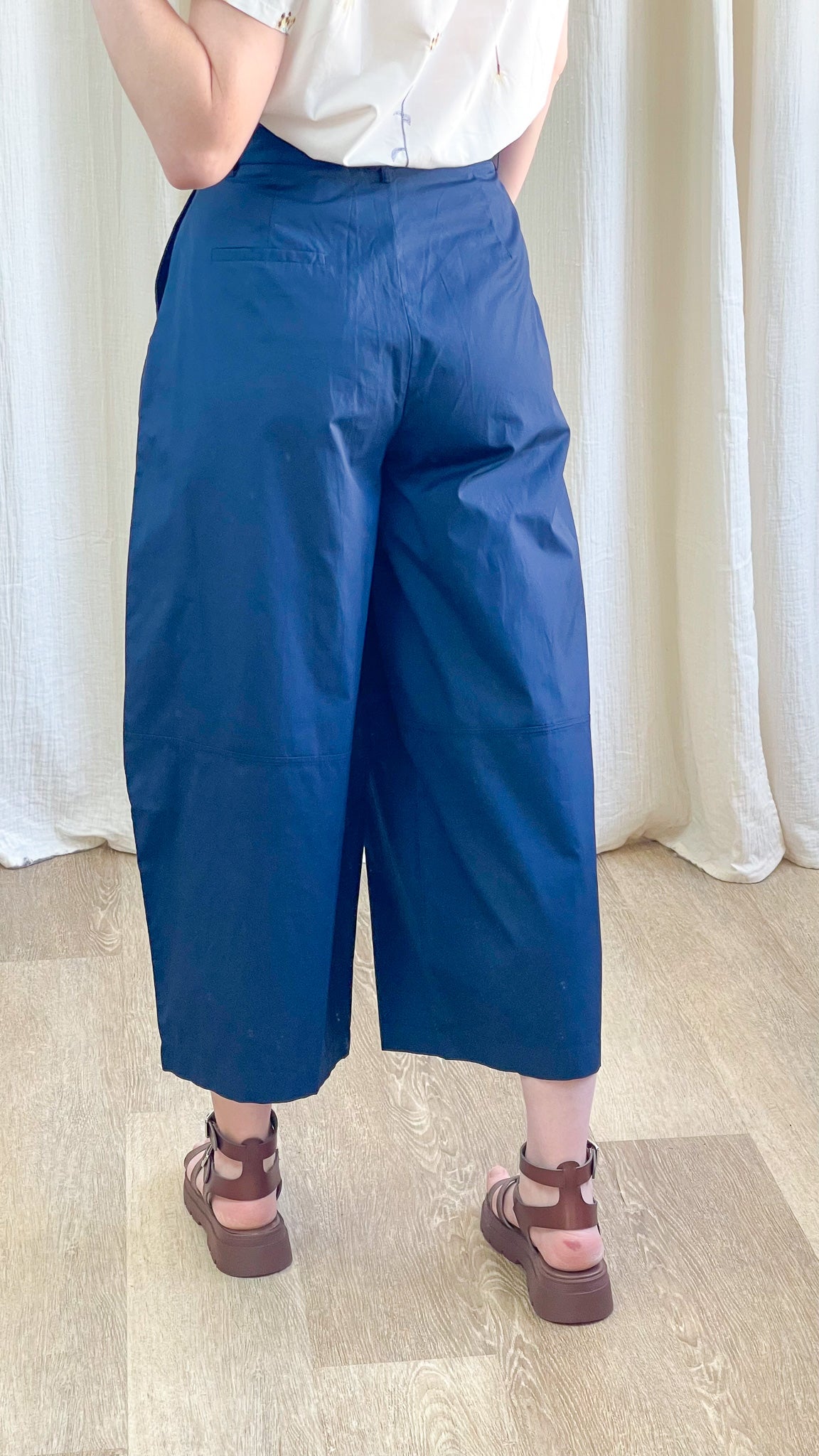 Pantalon large bleu marine femme coupe cropped taille haute en coton, style casual chic