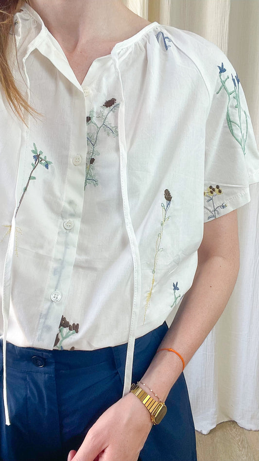 Blouse Marie blanche en coton léger avec broderies florales délicates manches courtes style champêtre femme