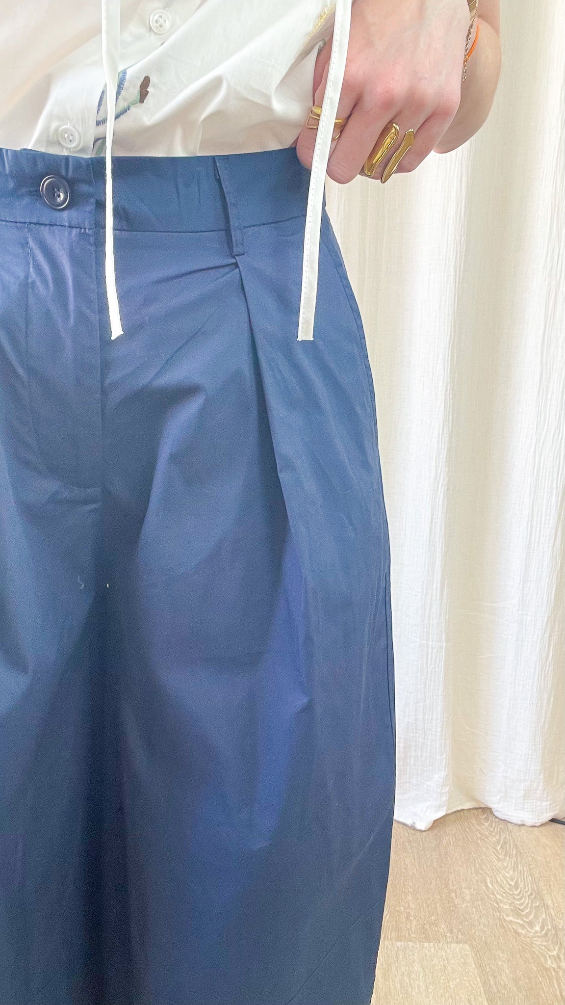 Pantalon Lison bleu marine taille haute coupe large à pinces femme style chic décontracté
