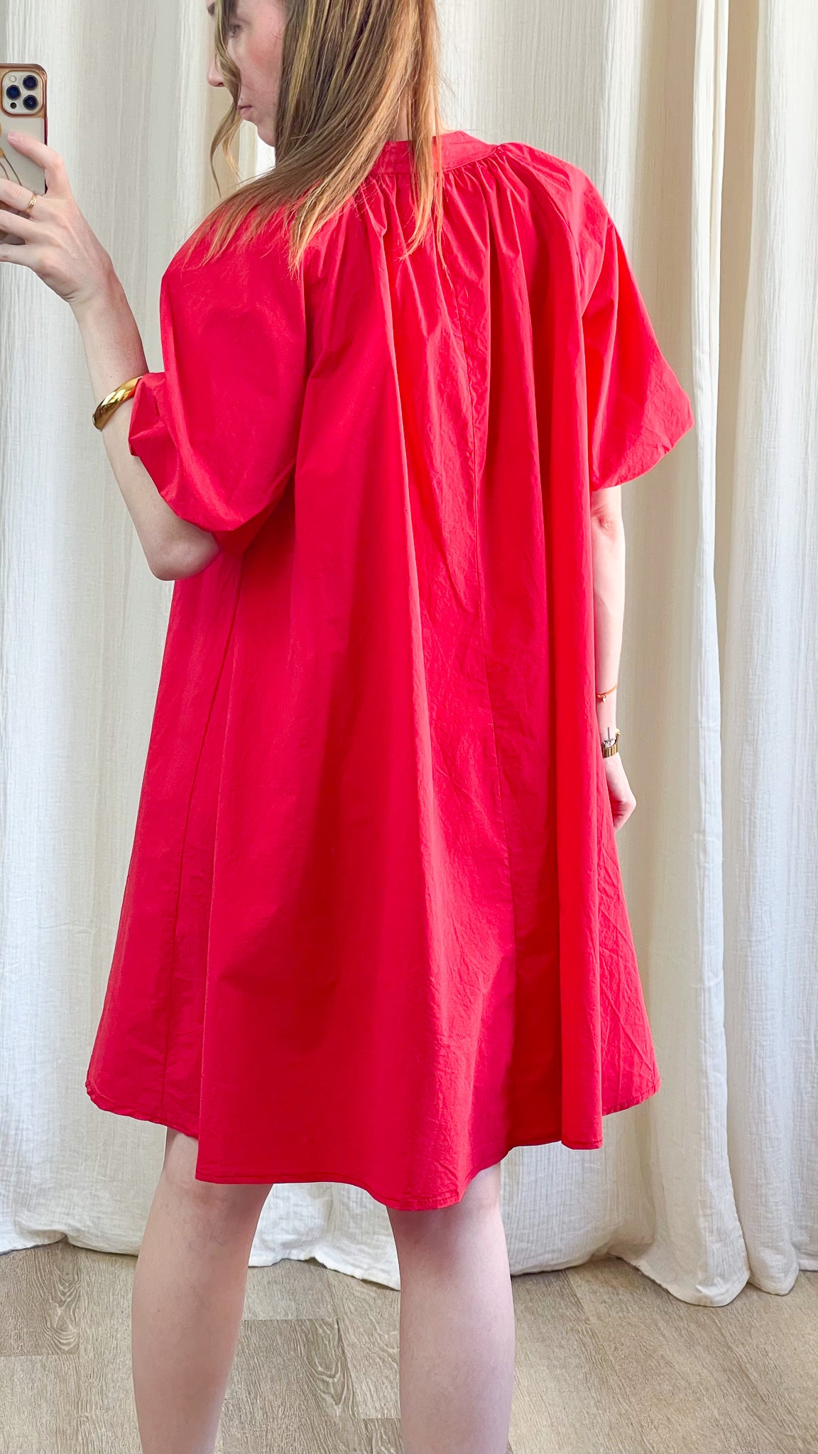 Robe ample rouge vif coton manches courtes bouffantes style oversized femme dos nu élégant