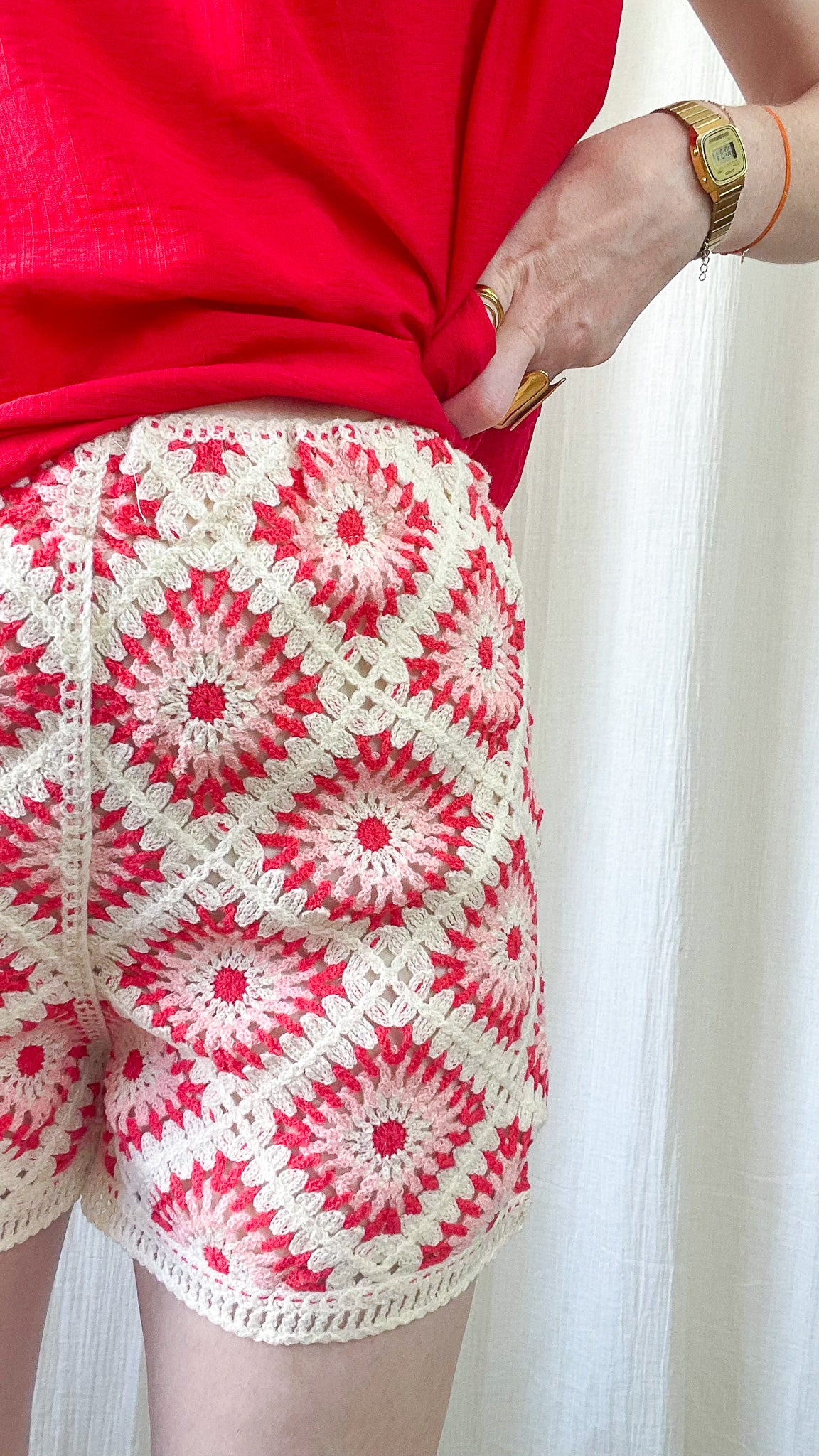 Short crochet granny square rose et rouge femme, style bohème vintage fait main