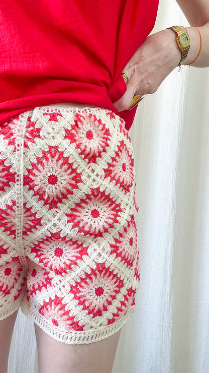 Short crochet granny square rose et rouge femme, style bohème vintage fait main