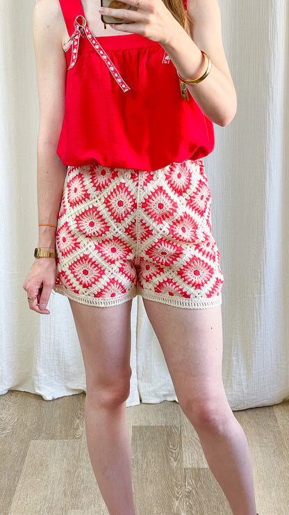 Short crochet femme motif granny square rouge et écru, style bohème été, taille haute