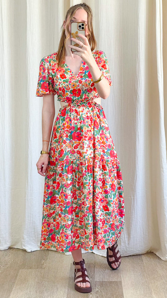 Robe longue fleurie multicolore Zoé avec découpes taille, manches courtes évasées, style bohème chic femme été