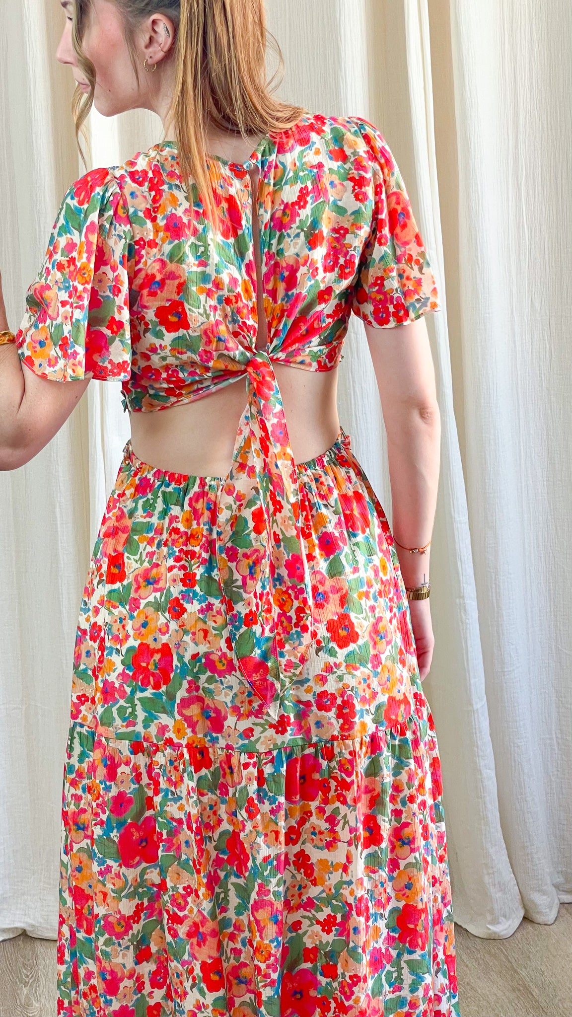 Robe Zoé longue fleurie multicolore dos nu avec noeud, manches bouffantes style bohème chic femme été