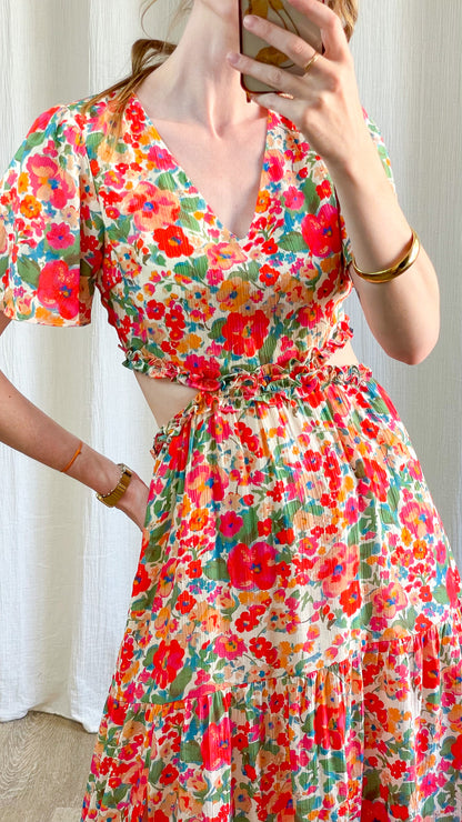 Robe Zoé fleurie multicolore avec découpes taille, manches courtes et jupe longue évasée style bohème été femme