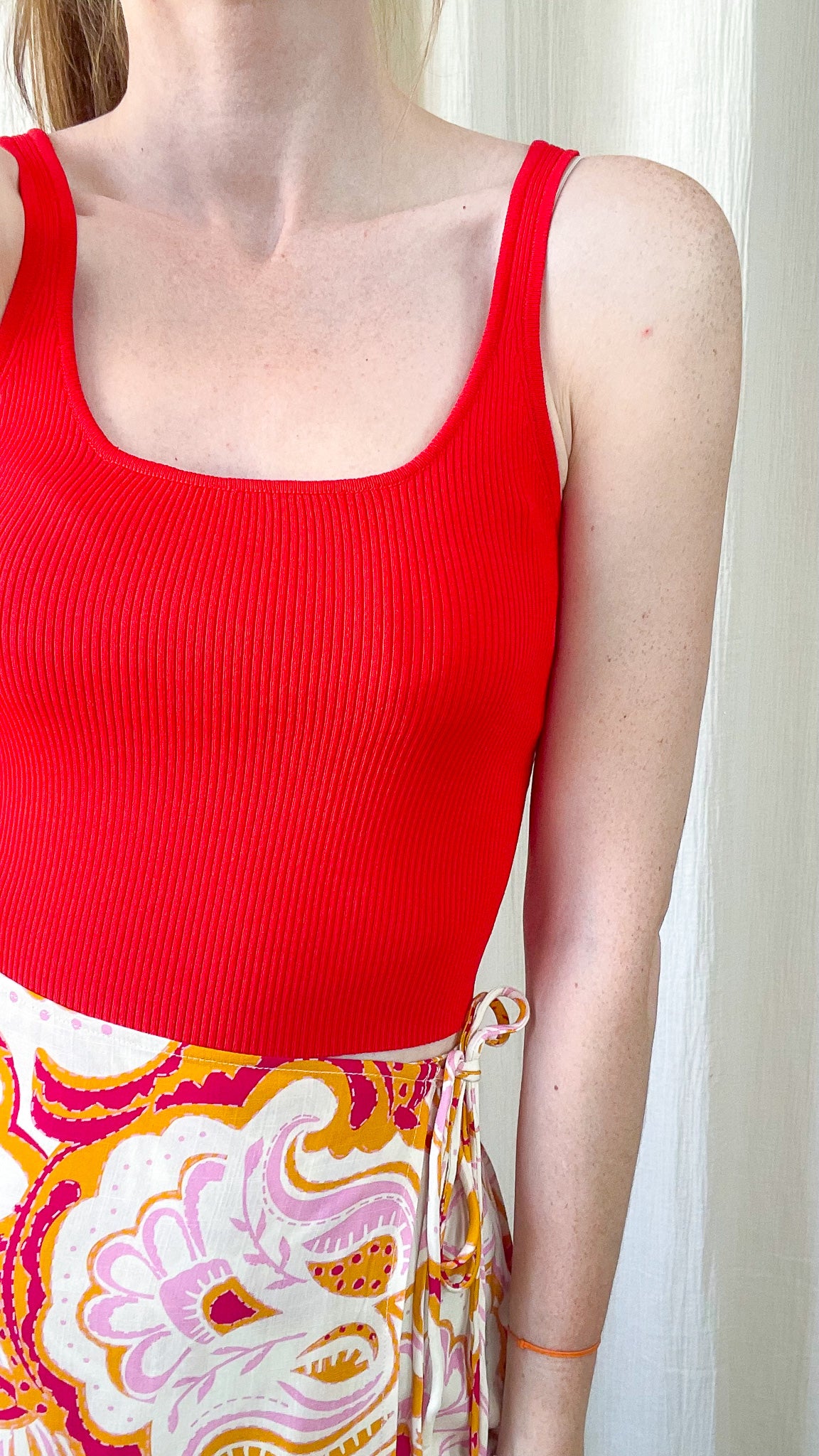 Top débardeur rouge côtelé femme à bretelles larges et encolure carrée, style basique été