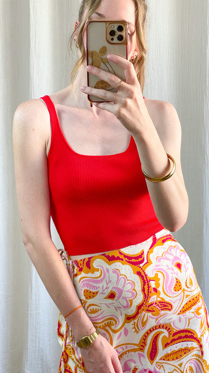 Top débardeur rouge côtelé femme à bretelles fines coupe ajustée style casual chic été