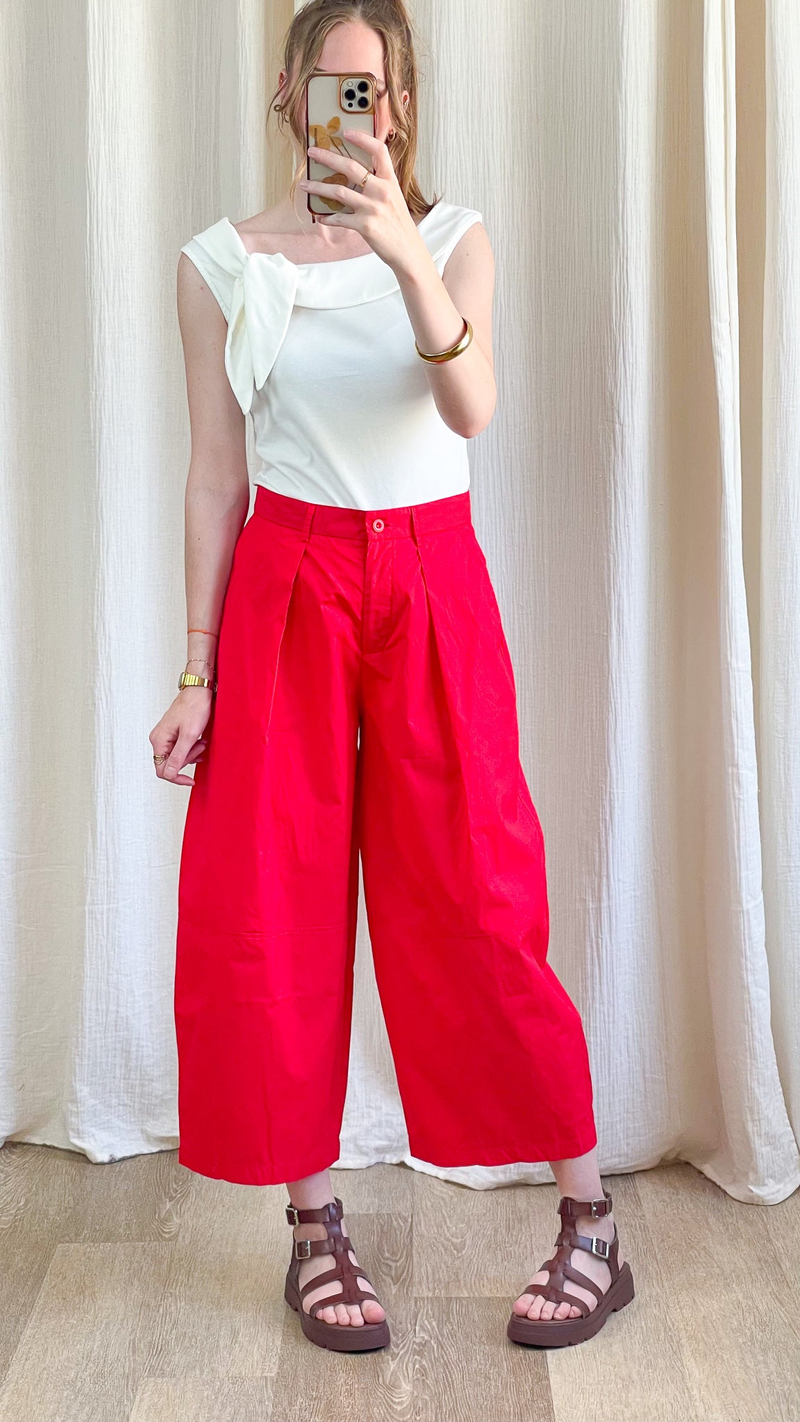Pantalon large rouge taille haute femme coupe culotte plissée style palazzo chic été