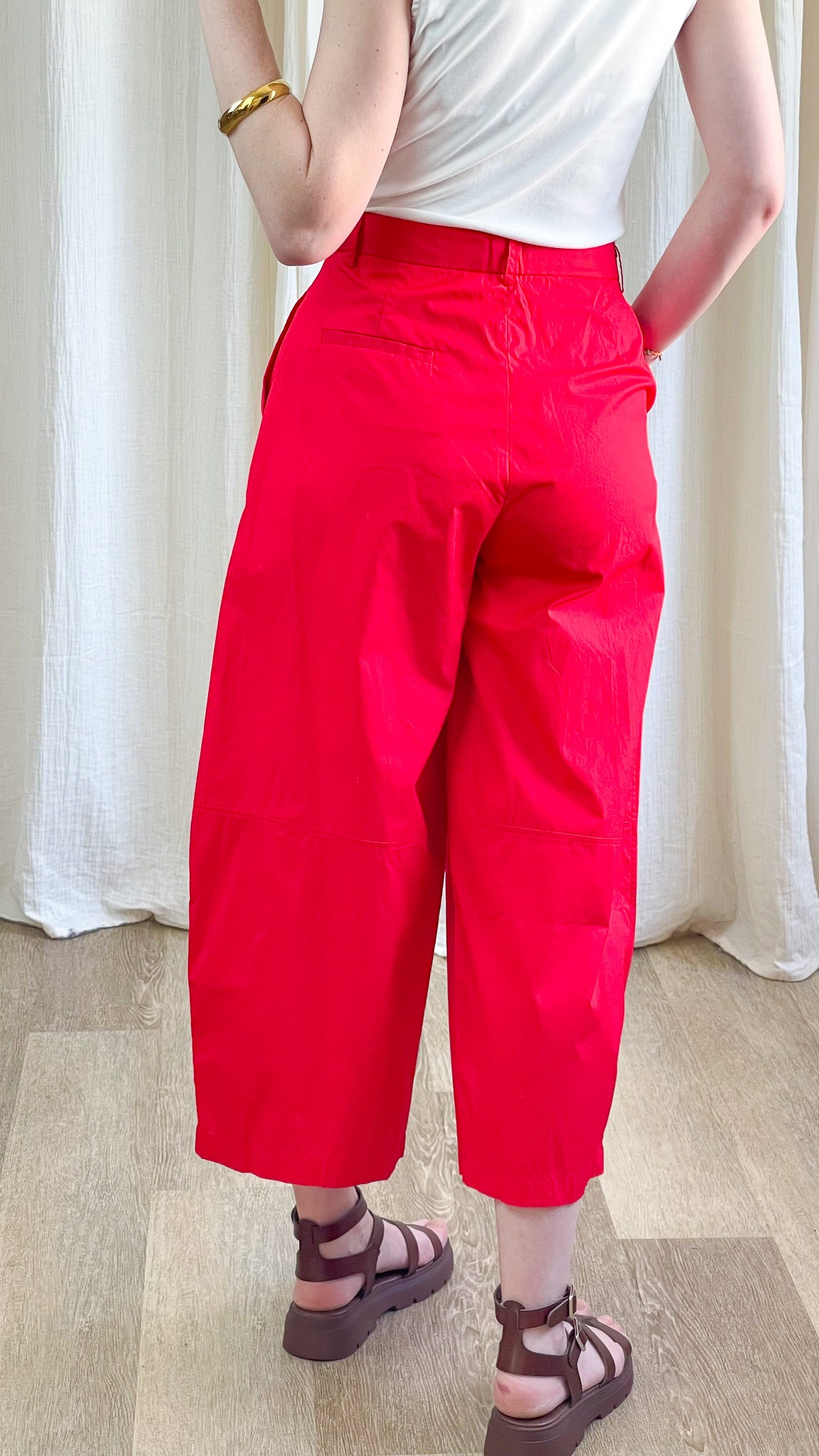 Pantalon large 7/8 rouge taille haute femme coupe cropped en coton, style casual chic avec poches arrière