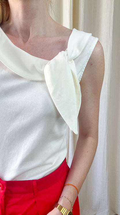 Top blanc sans manche avec noeud décoratif sur l'épaule, haut élégant femme style chic porté avec pantalon rouge