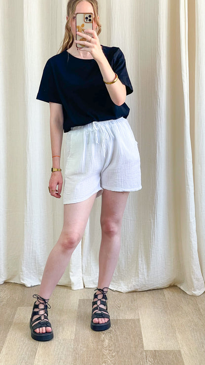 Short blanc en gaze de coton taille élastique avec lien à nouer, coupe fluide et confortable style casual femme été