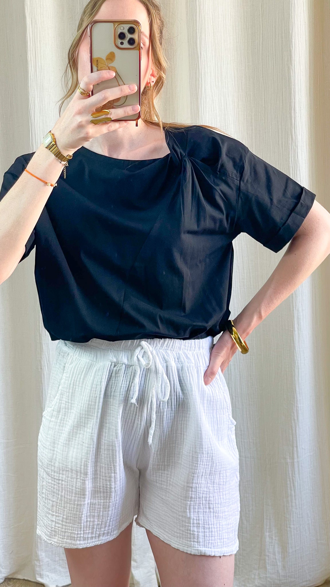 T-shirt Lina noir ample manches courtes détail plissé épaule femme style minimaliste chic