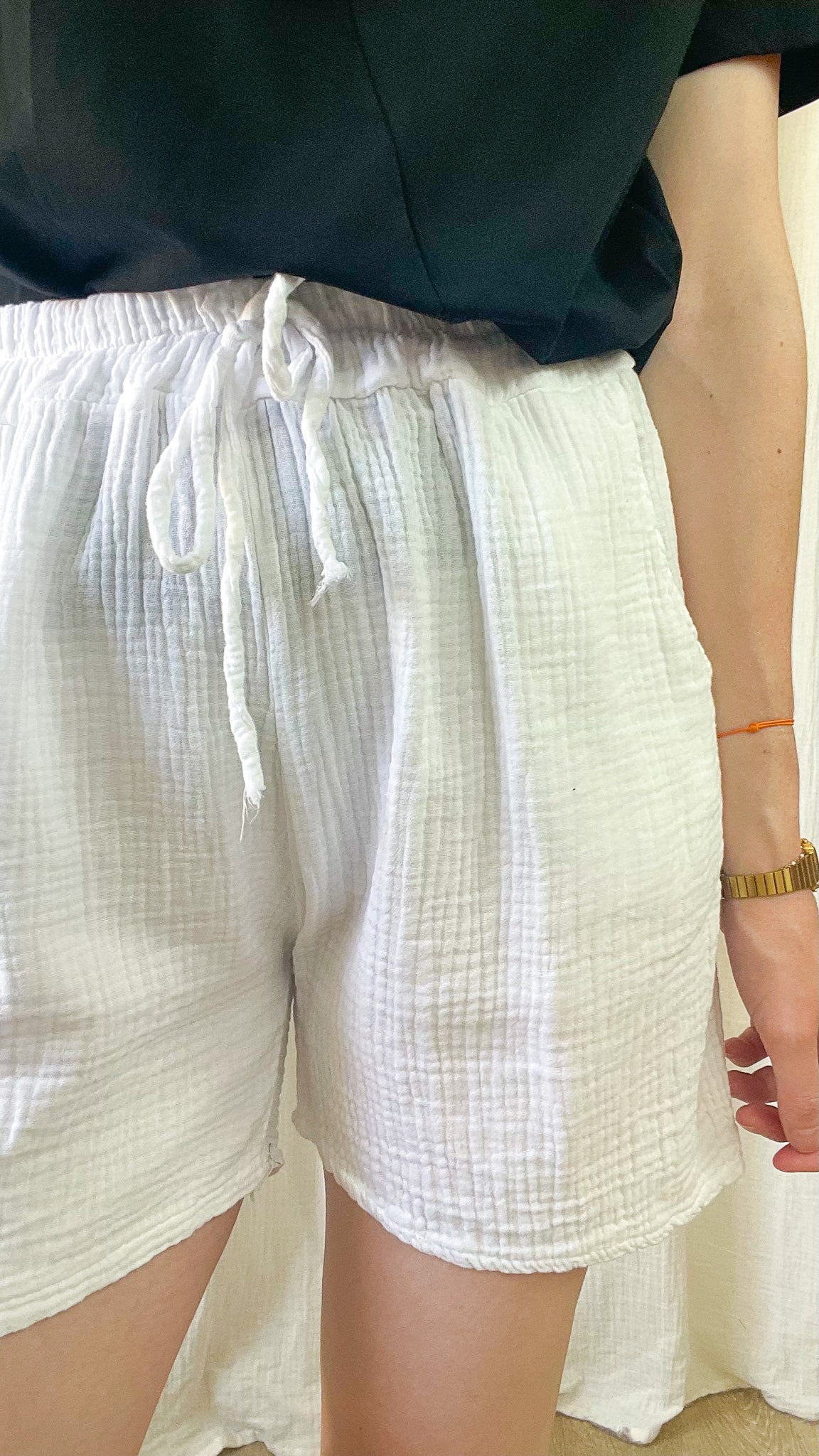 Short Inda blanc en gaze de coton femme taille élastique avec cordon, coupe ample style bohème été