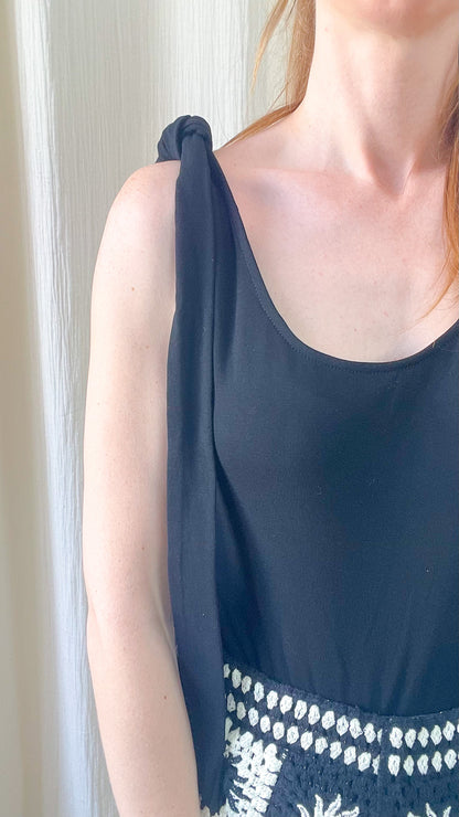 Top noir femme à bretelles nouées sur l'épaule avec détail broderie ethnique blanche, style bohème chic
