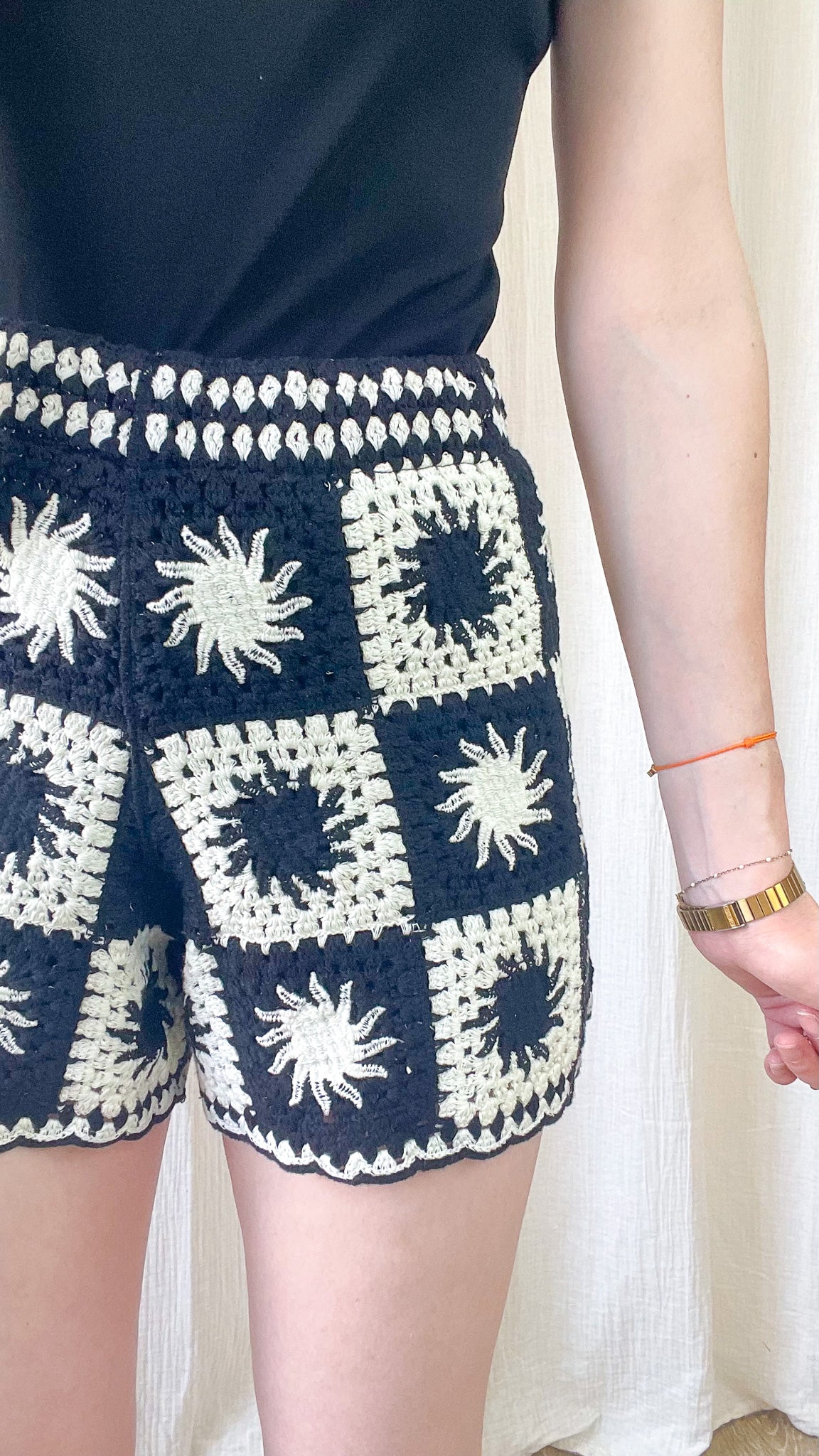 Short crochet femme noir et écru motifs soleil style granny square, coupe courte bohème été