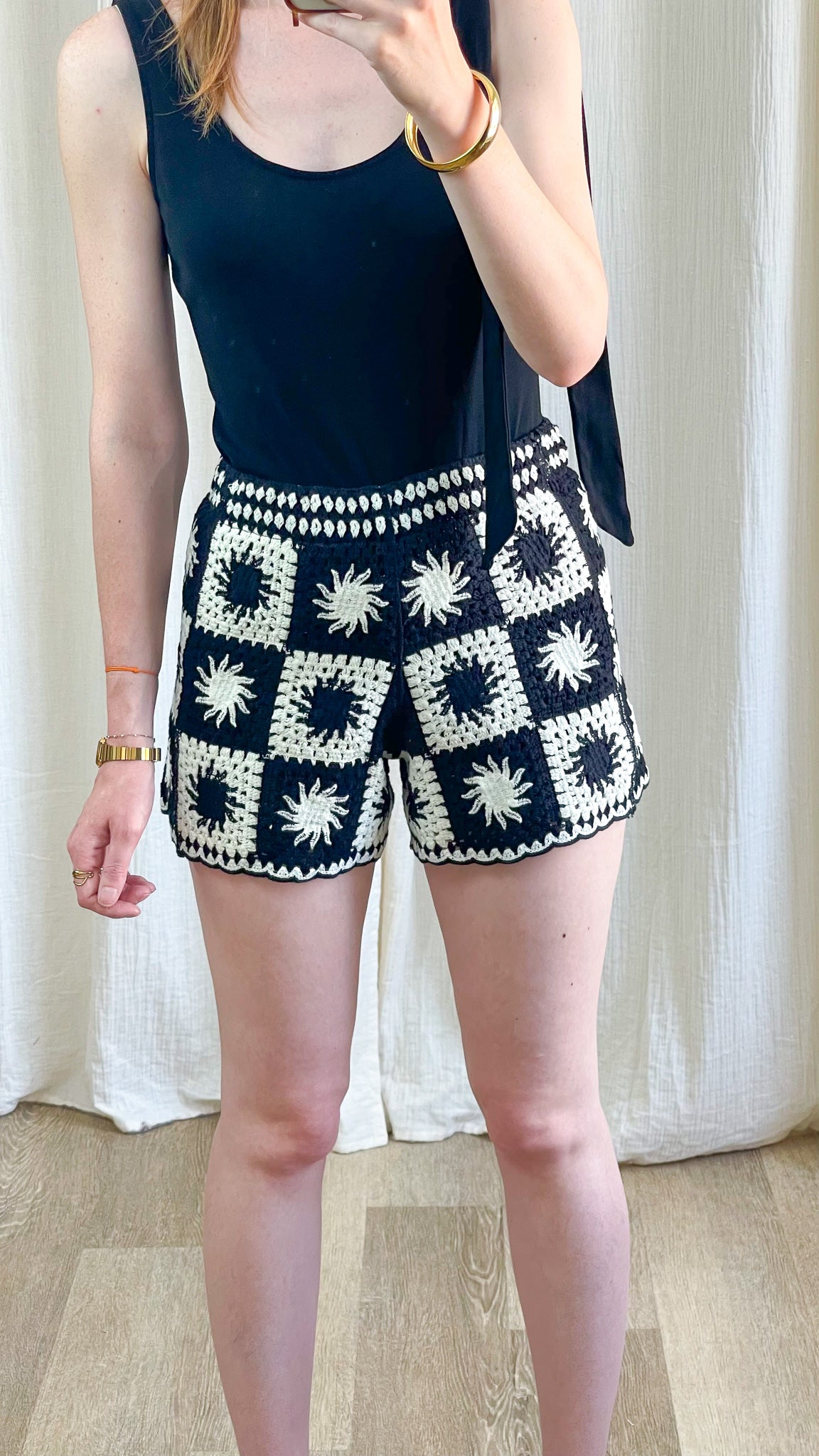 Short crochet granny square noir et blanc motif soleil femme style bohème été