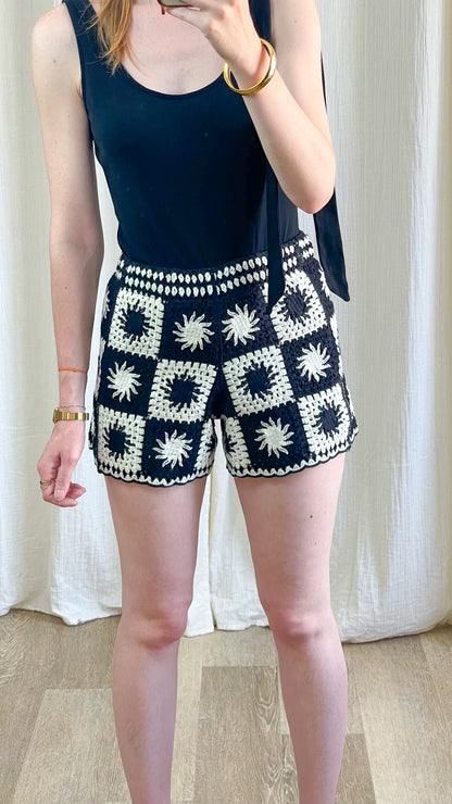 Short crochet granny square noir et blanc motif soleil femme style bohème été