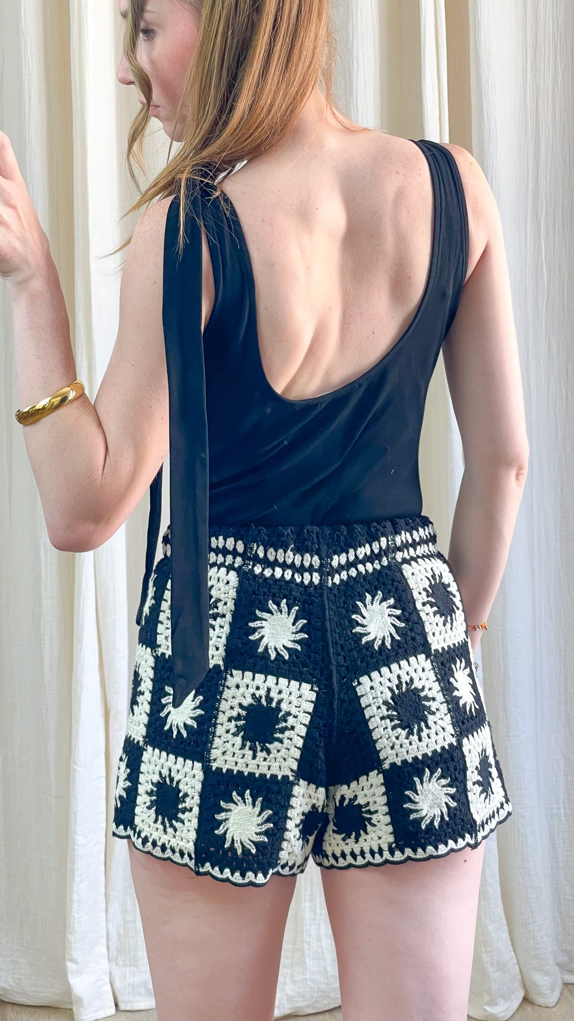 Body noir dos nu avec nœud décoratif sur l'épaule porté avec short crochet femme style bohème chic
