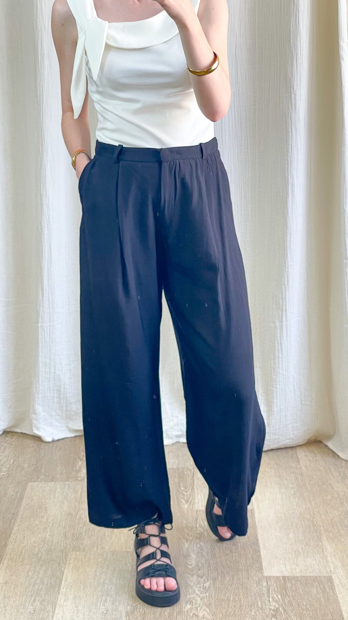 Pantalon large fluide noir taille haute femme Sofia avec plis marqués et ceinture élastique dos style casual chic