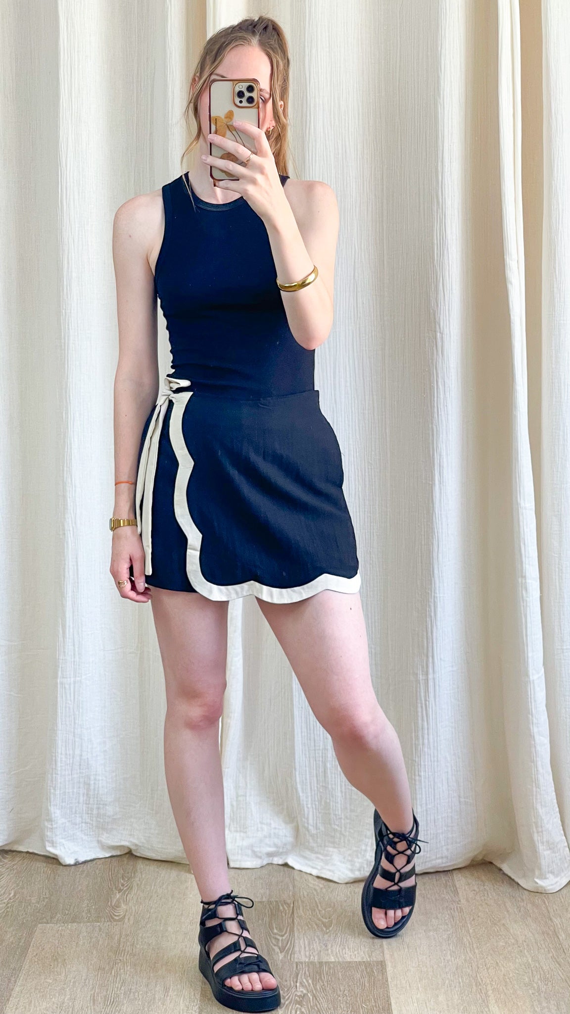 Jupe-short portefeuille bleu marine festonnée liseré écru à nouer femme style tennis chic été