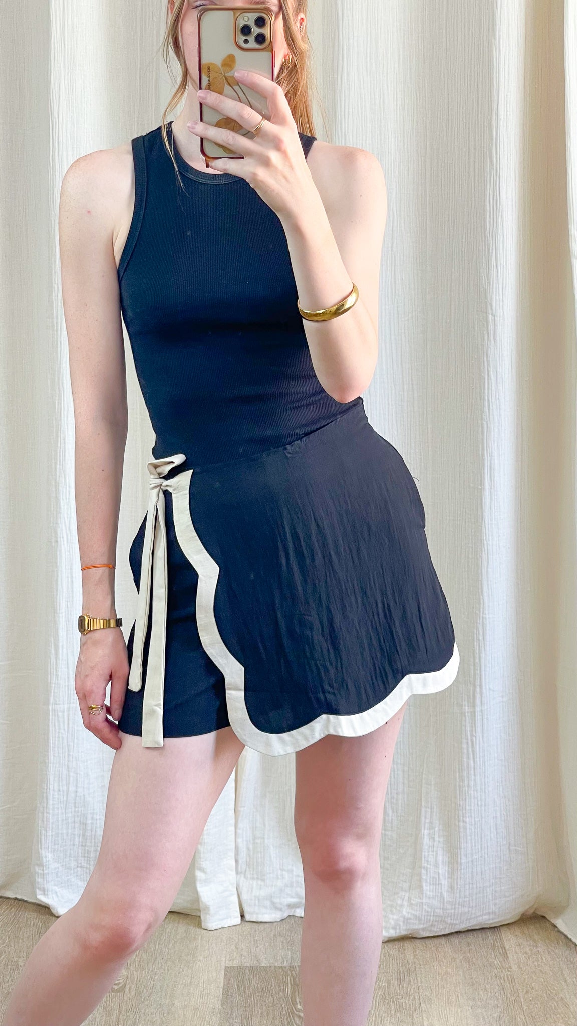 Jupe-short portefeuille bleu marine festonnée bord écru avec lien à nouer style élégant femme