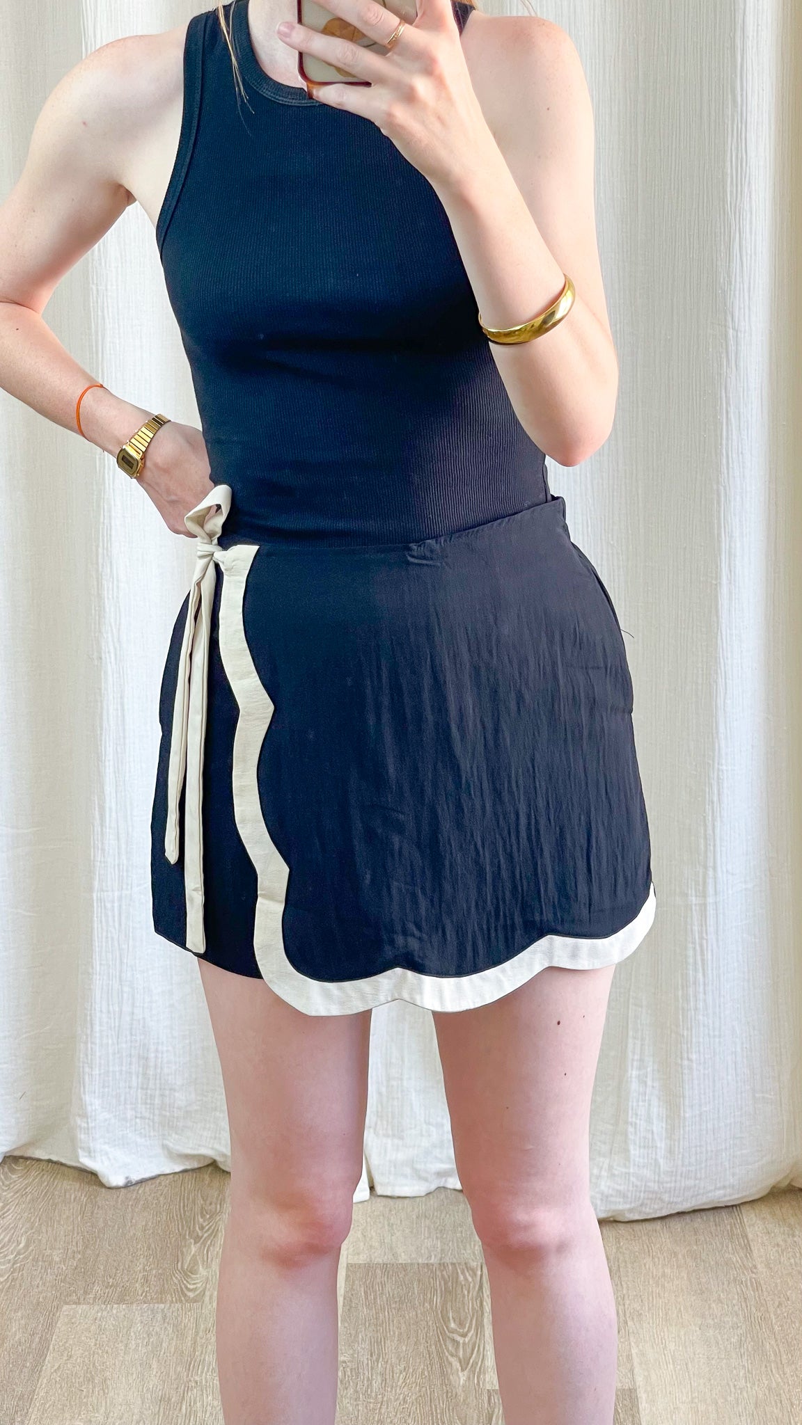 Jupe-short portefeuille noire festonnée bordure écrue lien à nouer style chic femme