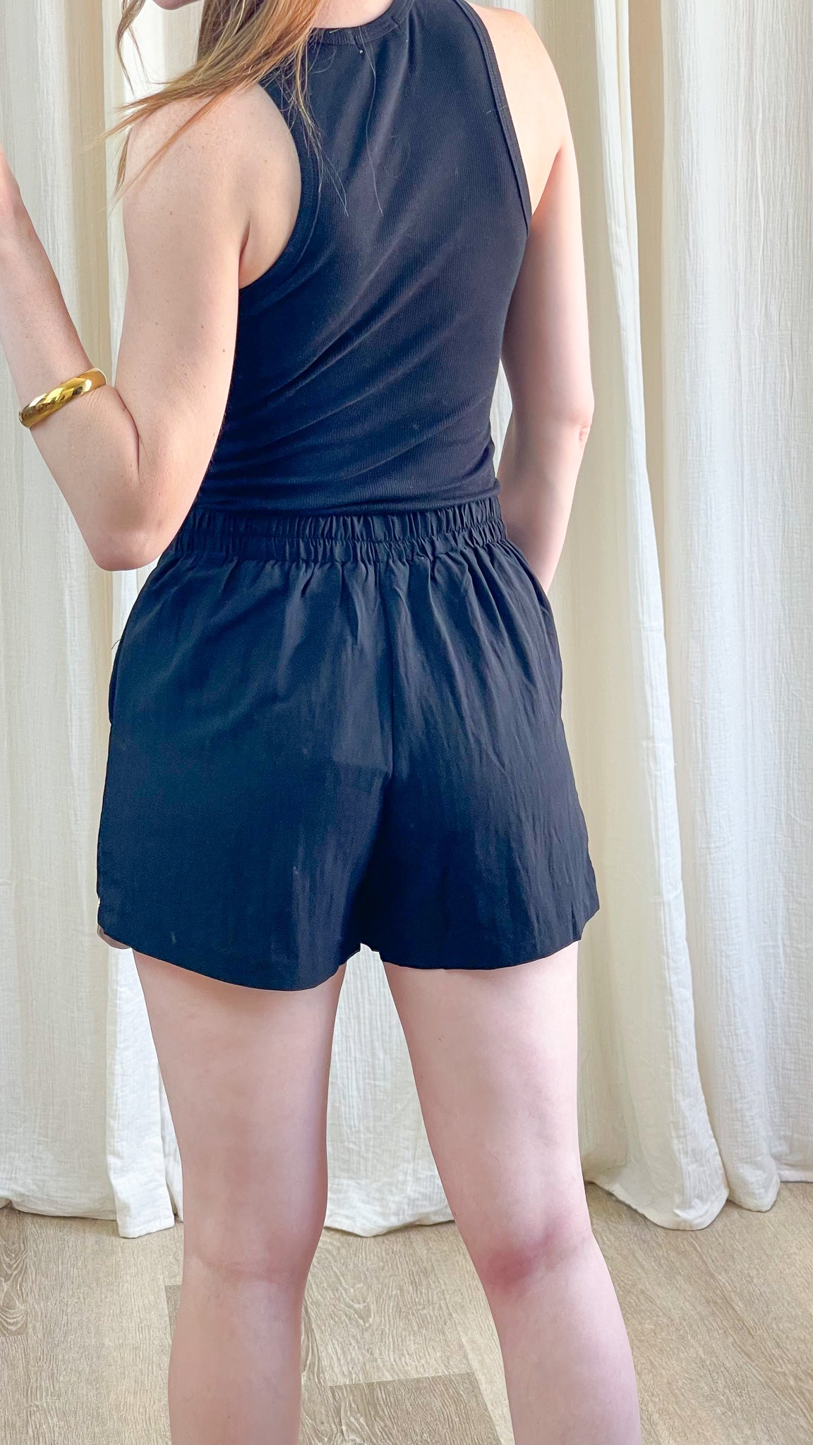 Jupe-short noire fluide taille élastique femme, vue dos, style minimaliste été
