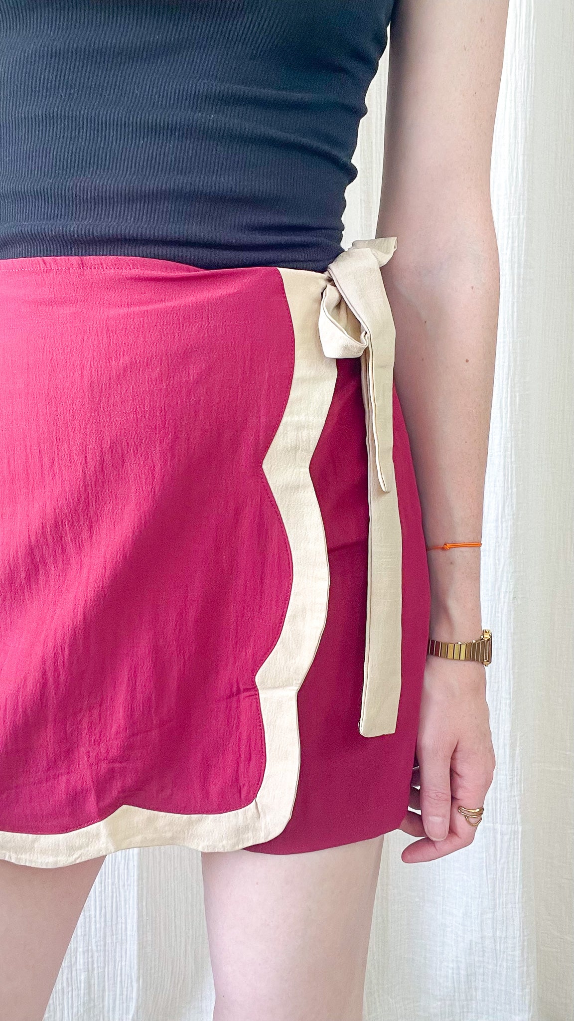 Jupe-short portefeuille rose fuchsia bords festonnés beige lien à nouer taille femme style élégant été