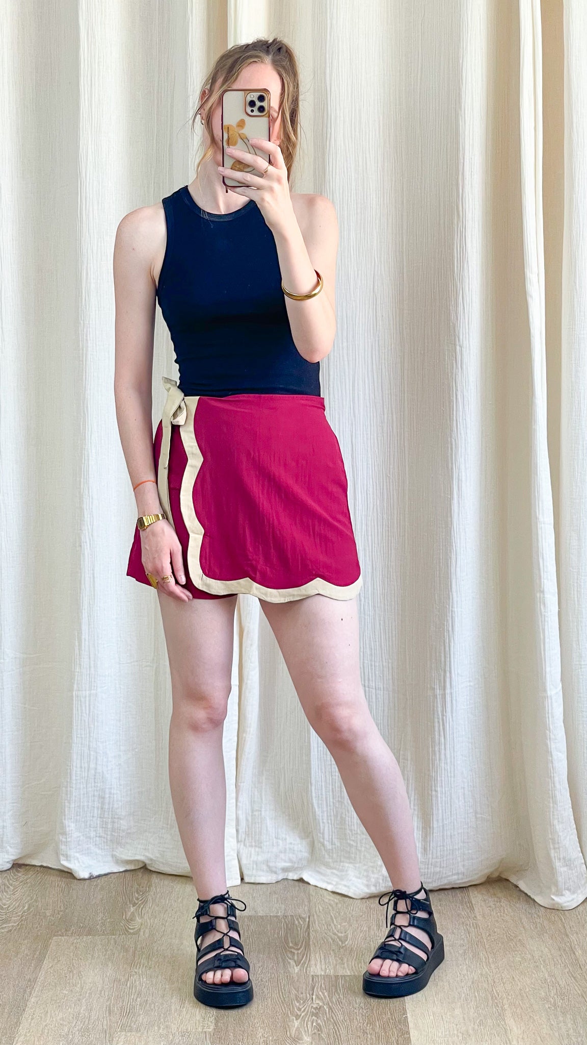 Jupe-short portefeuille festonnée bordeaux et écru avec lien à nouer style rétro femme