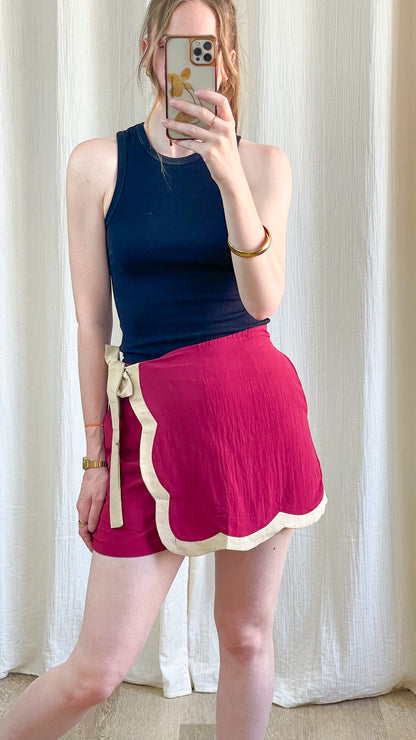 Jupe-short portefeuille festonnée rose fuchsia bordure écrue avec lien à nouer style rétro femme