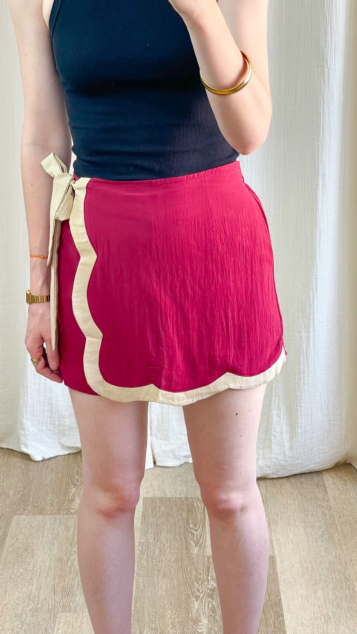 Jupe-short portefeuille rose fuchsia bords festonnés écru lien à nouer style rétro femme