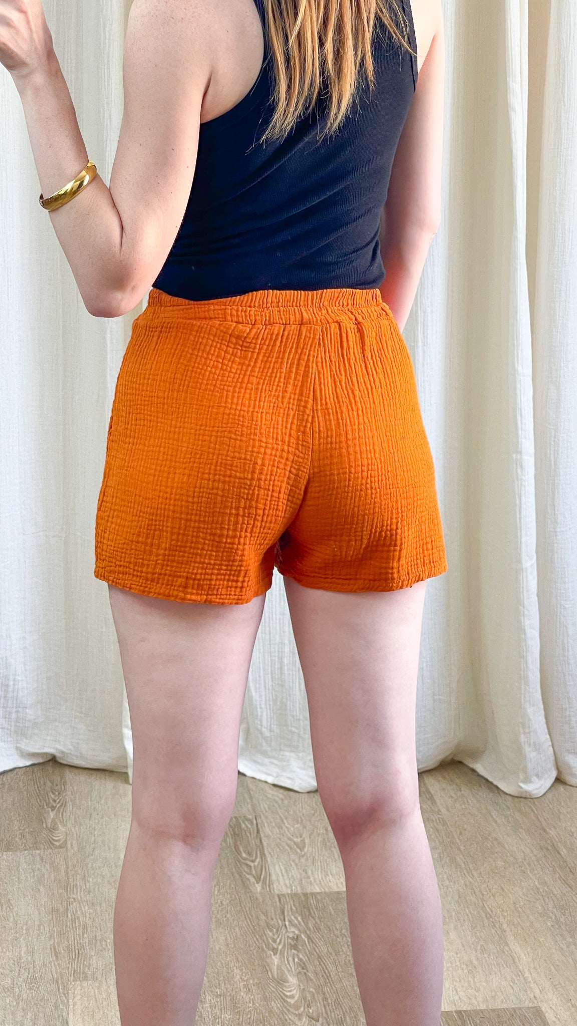 Short Dani orange en gaze de coton taille élastique coupe ample femme été porté vue dos