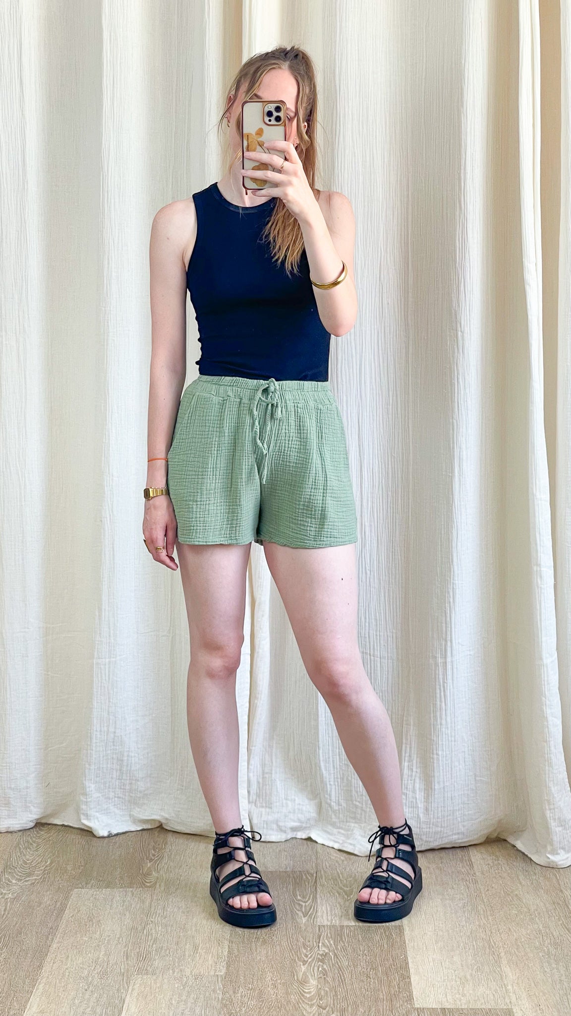 Short Dani vert sauge en gaze de coton légère avec taille élastique à nouer, coupe fluide décontractée femme été