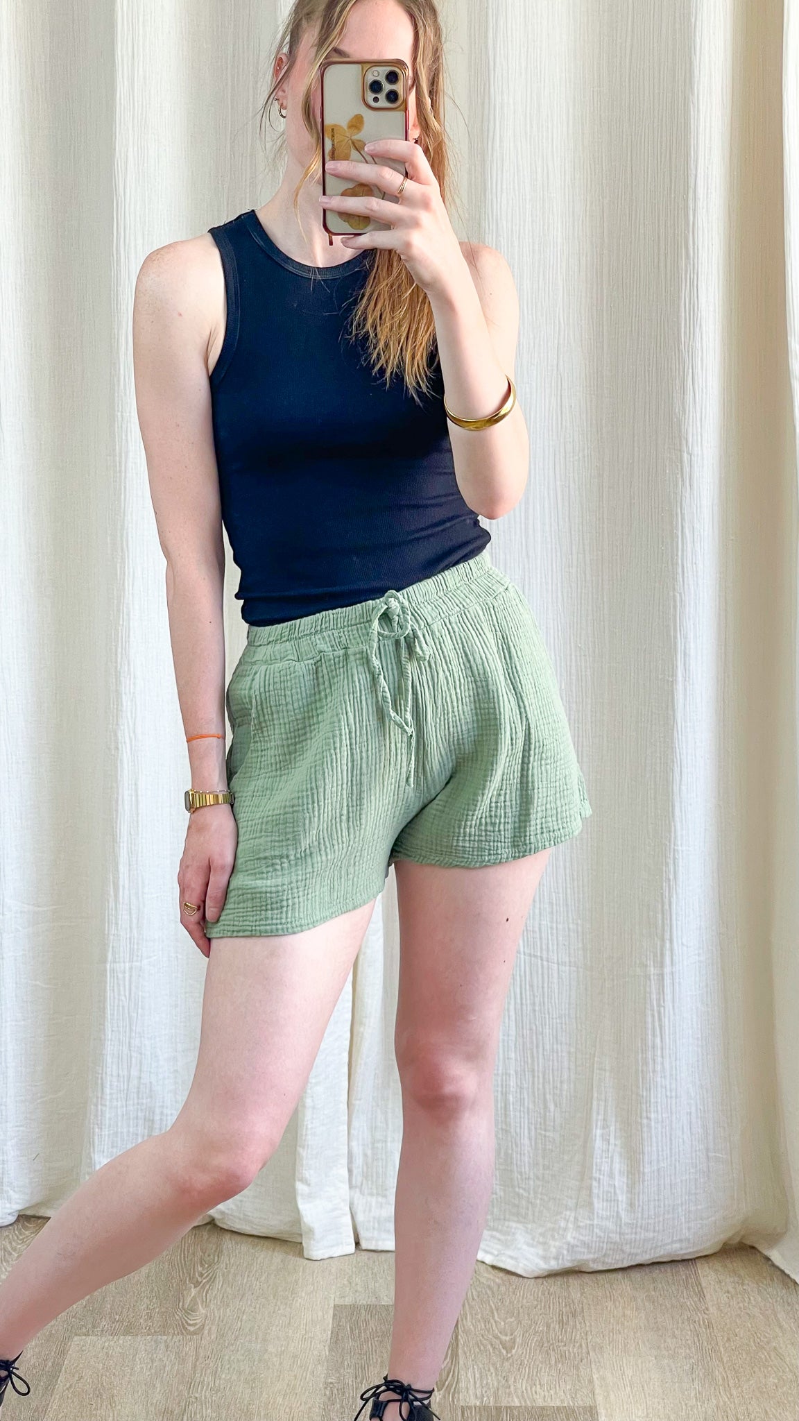 Short Dani vert sauge en gaze de coton femme coupe fluide taille élastique avec lien à nouer style bohème été