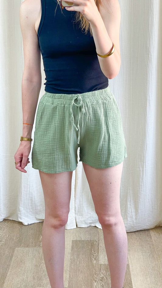 Short Dani en gaze de coton vert sauge femme coupe fluide taille élastique avec lien à nouer style décontracté été