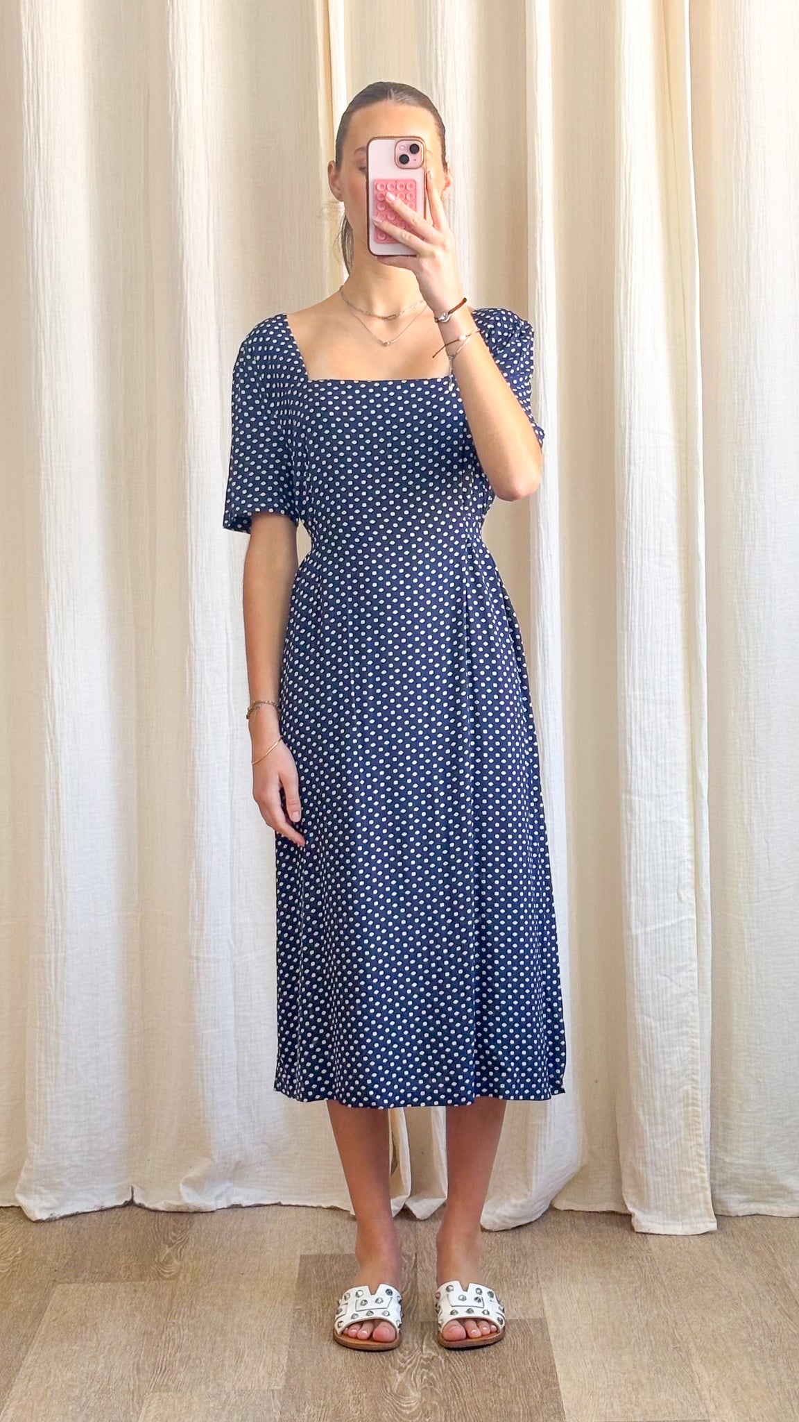 Robe Mina – Robe midi bleu marine à pois col carré