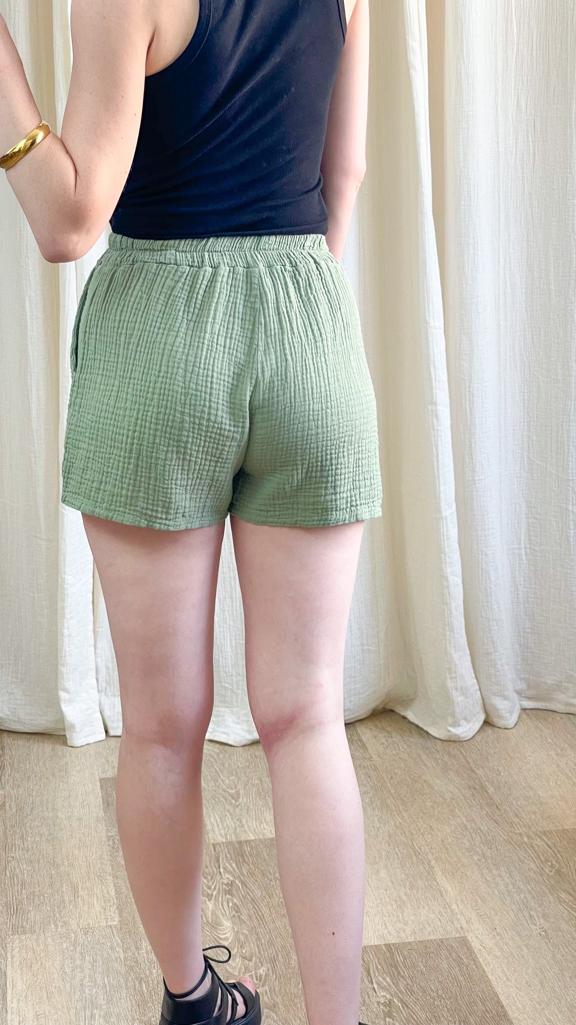 Short Dani en gaze de coton vert sauge femme, coupe fluide taille élastique, vue dos, short léger été confortable