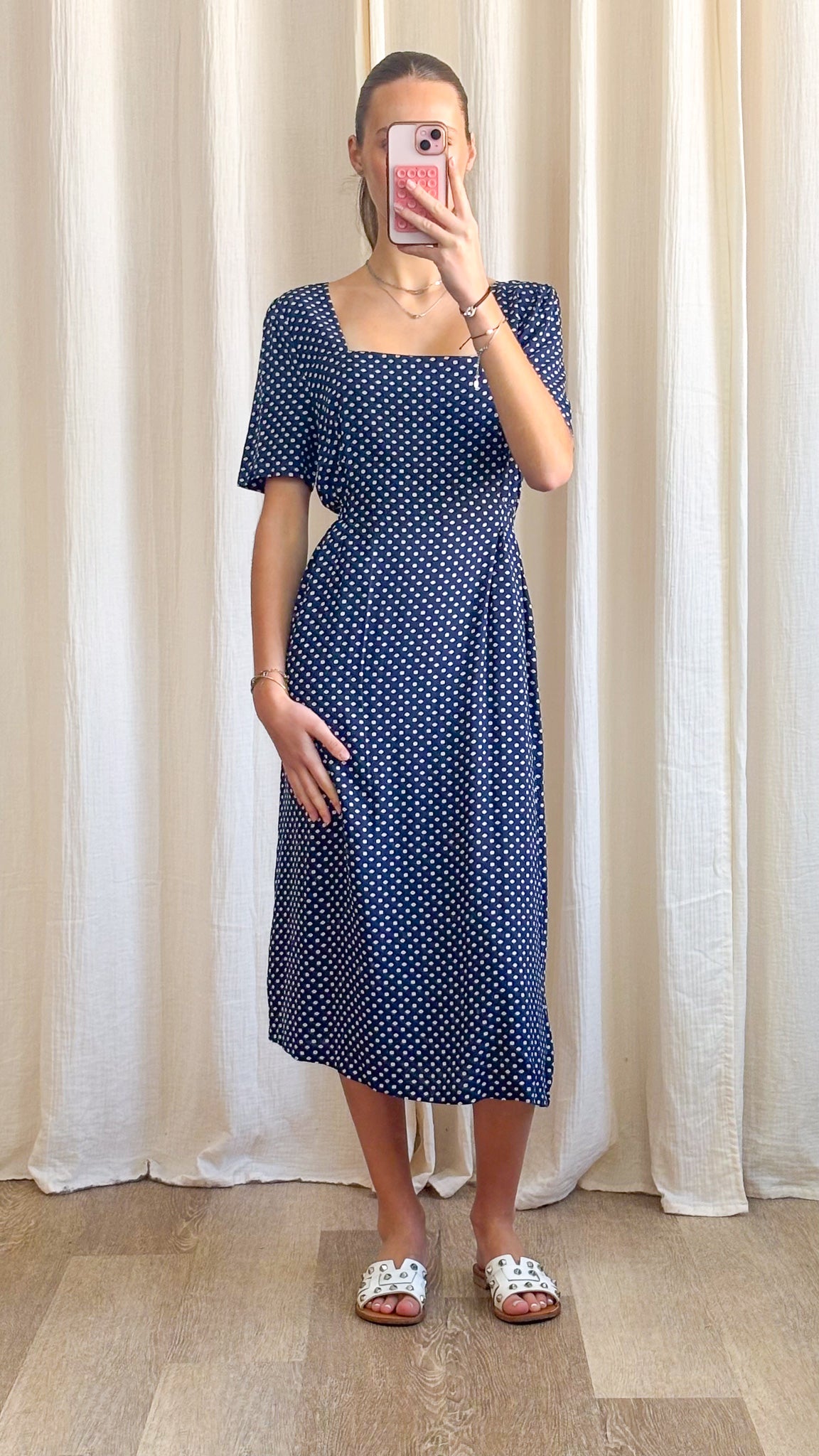 Robe Mina – Robe midi bleu marine à pois col carré