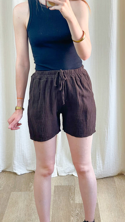 Short Inda en gaze de coton marron chocolat taille élastique avec cordon femme style décontracté été