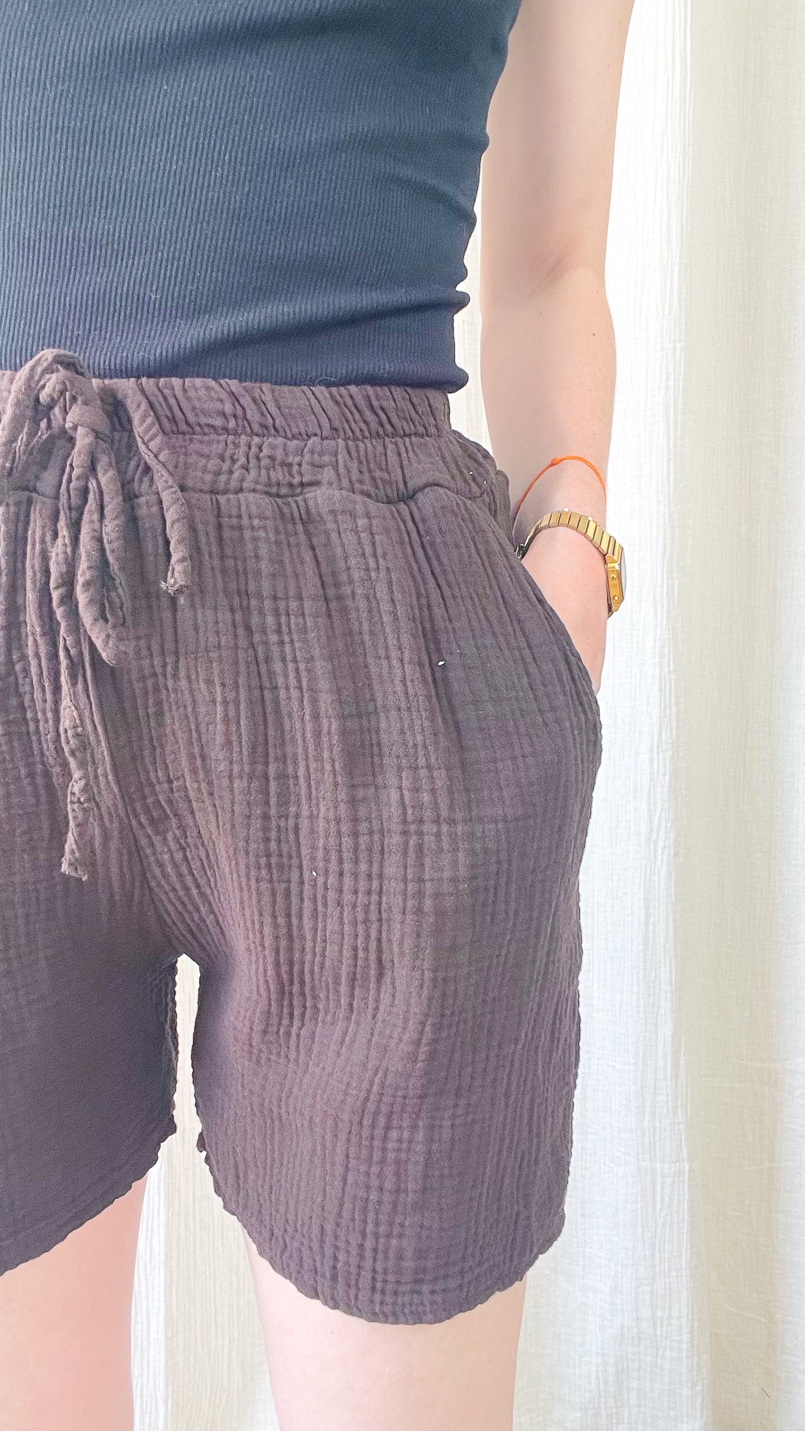 Short en gaze de coton marron taille élastique avec lien femme, coupe confortable style bohème décontracté